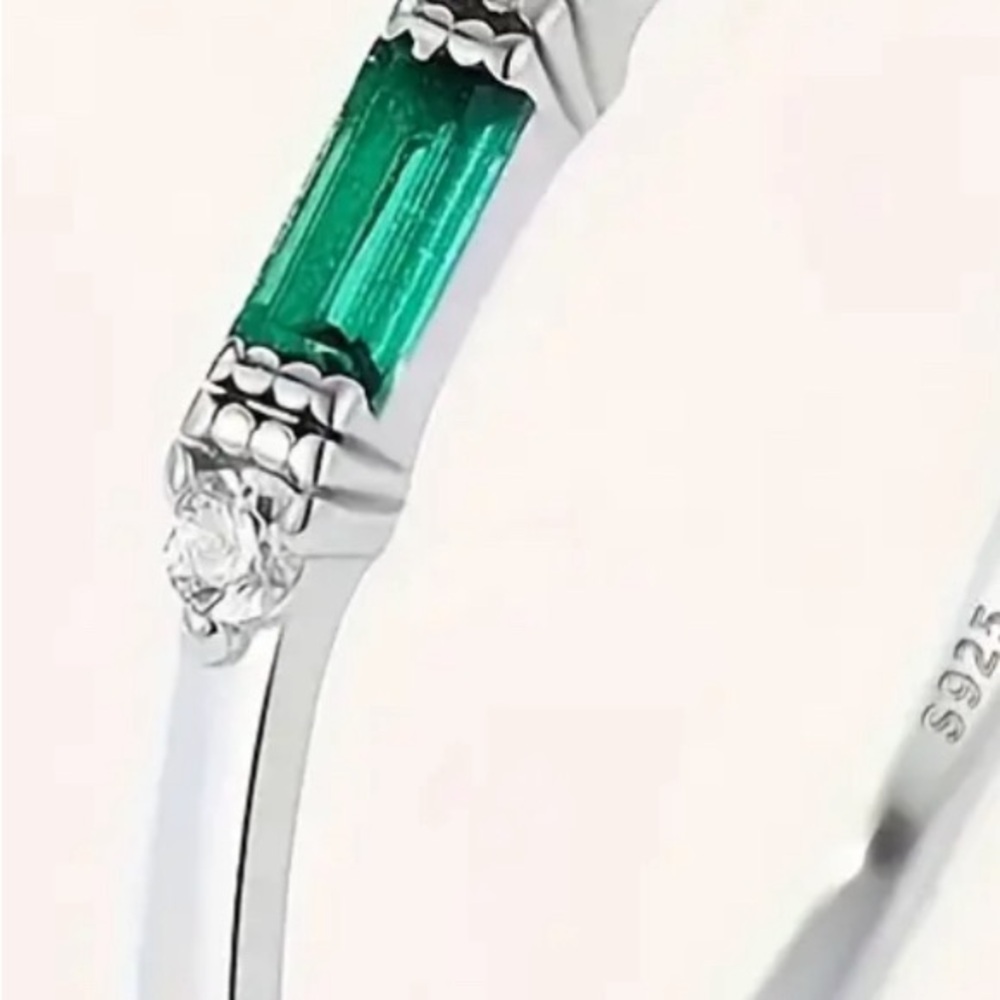 Elegant Silver and Green Gemstone Ring